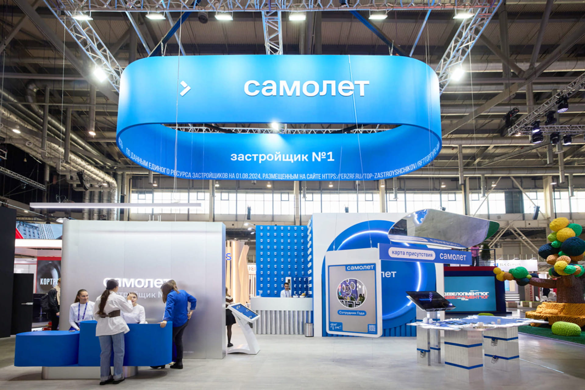 Выставочный стенд для девелоперской компании «Самолет»